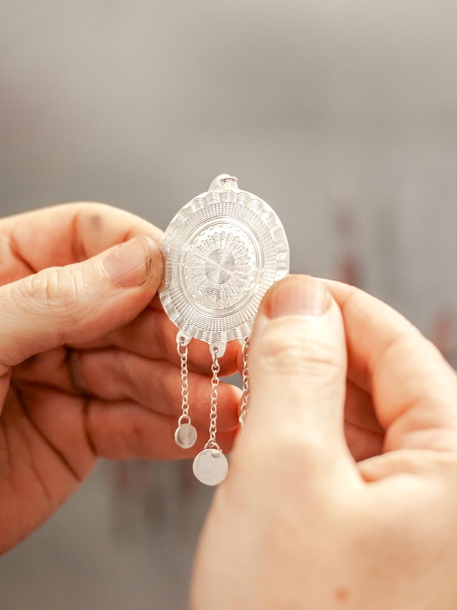 Guillochierter Schmuck zum selber machen in der Werkstatt coopgold in Berlin — für Goldschmiede, Anfänger und jeden, der gerne handwerklich arbeitet.