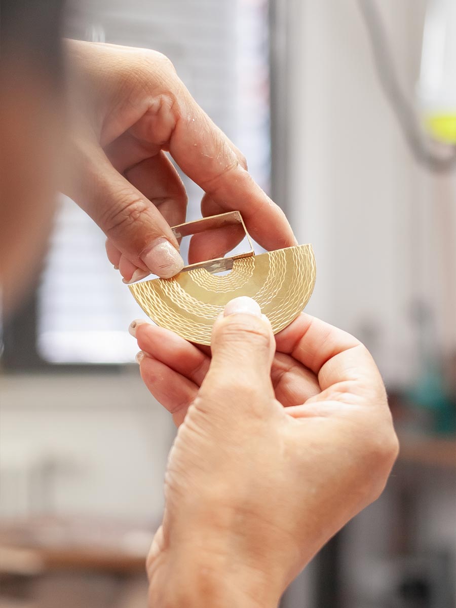 Schmuck selber machen im Workshop Guillochieren mit Frieda Dörfer für Goldschmiede und Anfänger — coopgold Berlin