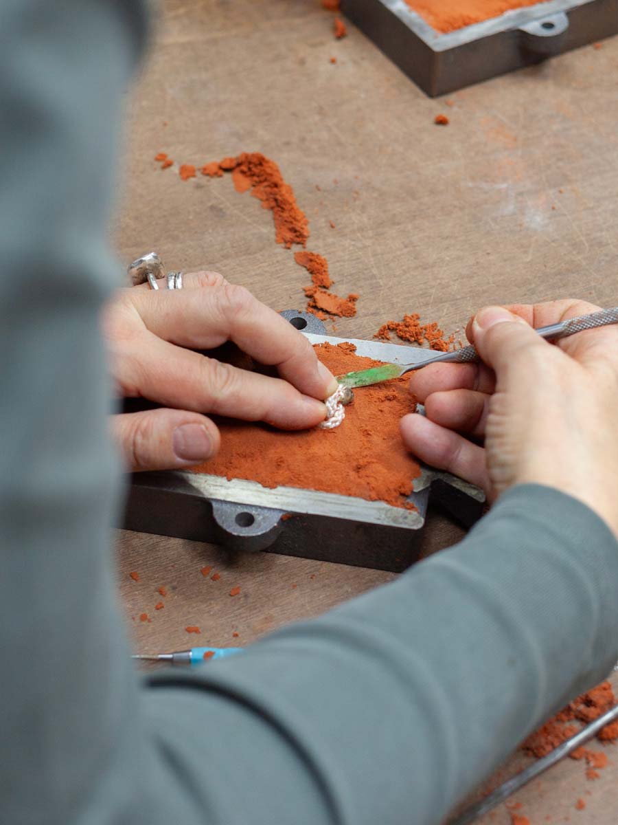 Gestalte dein persönliches Schmuckstück im DIY Workshop Sandguss in der coopgold Schmuckwerkstatt Berlin