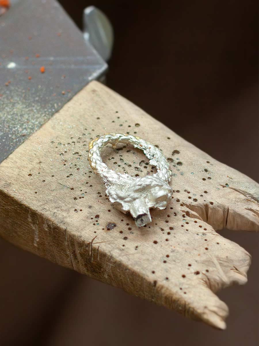 Silber gießen im Workshop Sandguss bei coopgold Schmuckwerkstatt Berlin — Schmuck selber gestalten und handgefertigt arbeiten
