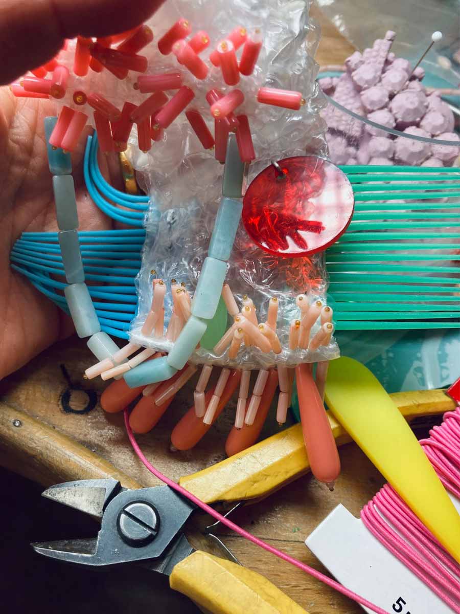 Materialien für kreative Schmuckgestaltung im Workshop Schmuck-Geschichten mit Denise Reytan bei coopgold in Berlin-Kreuzberg