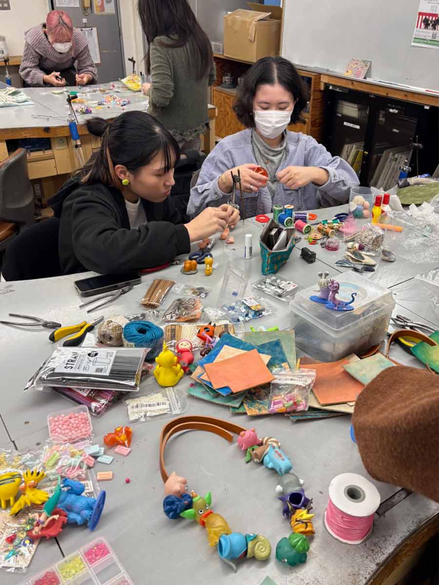 Teilnehmer im Goldschmiede Workshop Schmuck-Geschichten in Berlin bei coopgold mit Denise Reytan — Schmuck kreativ gestalten in der Werkstatt