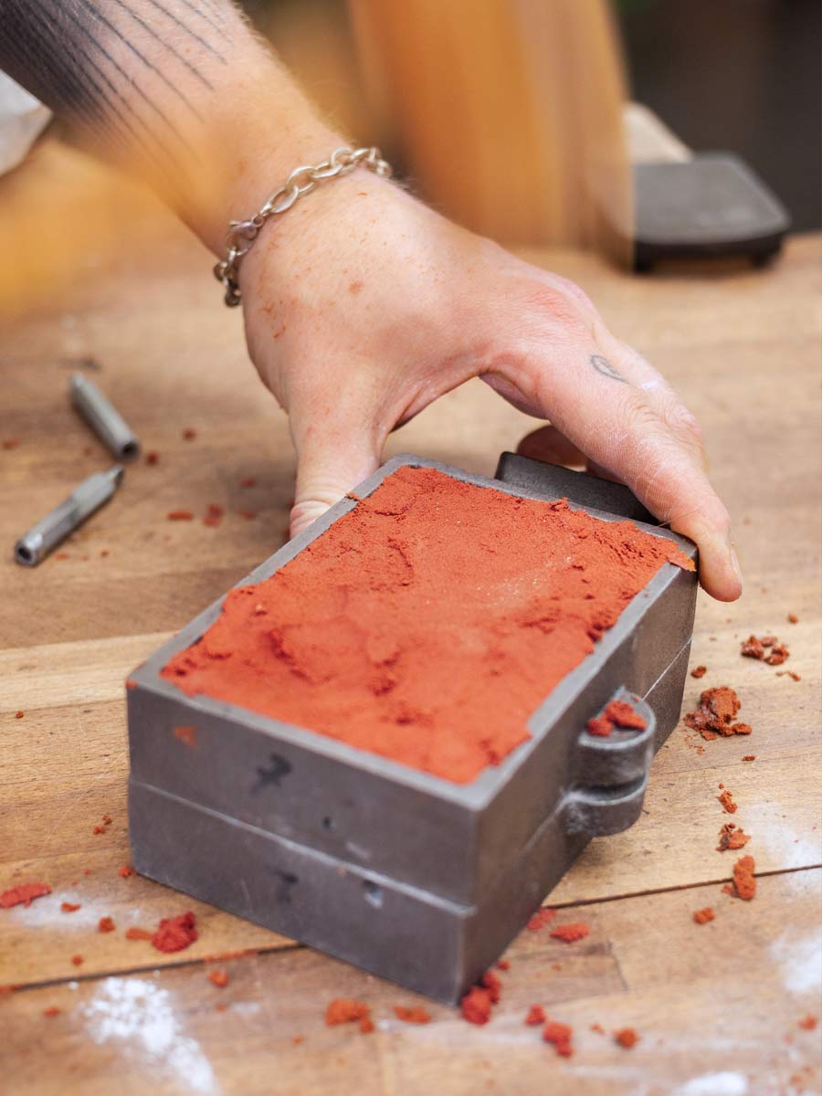 Schmuck selber machen im Workshop Wachsschnitzen und Sandguss in der coopgold Schmuckwerkstatt Berlin — DIY Handwerk lernen