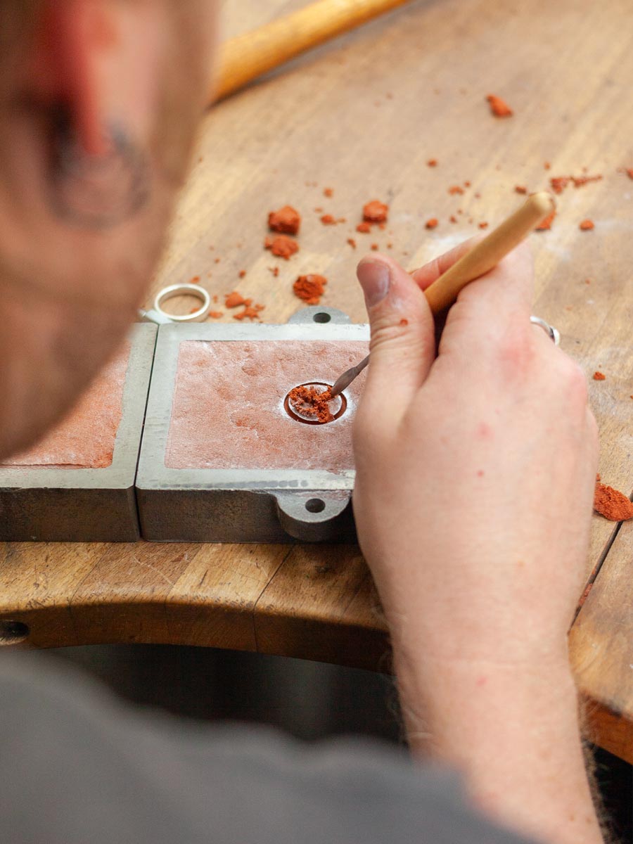 DIY Workshop Wachsschnitzen und Sandguss in der coopgold Schmuckwerkstatt Berlin — Gestaltung individueller Schmuckstücke aus Silber oder Gold