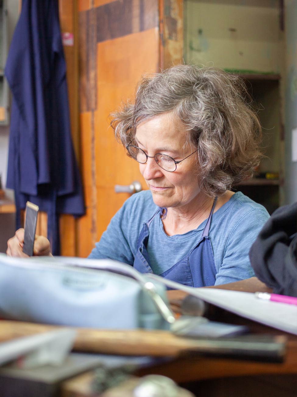 Gabriele Hinze im Workshop Ziselieren in der coopgold Schmuckwerkstatt in Berlin Kreuzberg
