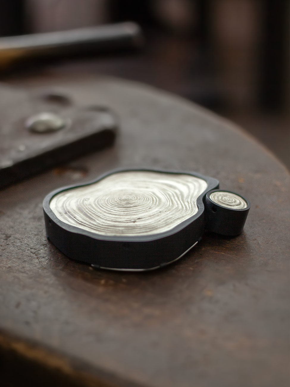 Brosche von Gabriele Hinze in der coopgold Schmuckwerkstatt Berlin — Workshops und Goldschmiedekurse