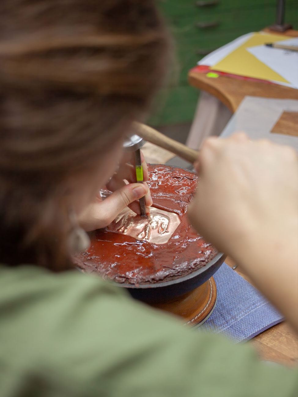 Teilnehmerin im Ziselieren Workshop in der coopgold Schmuckwerkstatt Berlin beim DIY Schmuck selber machen