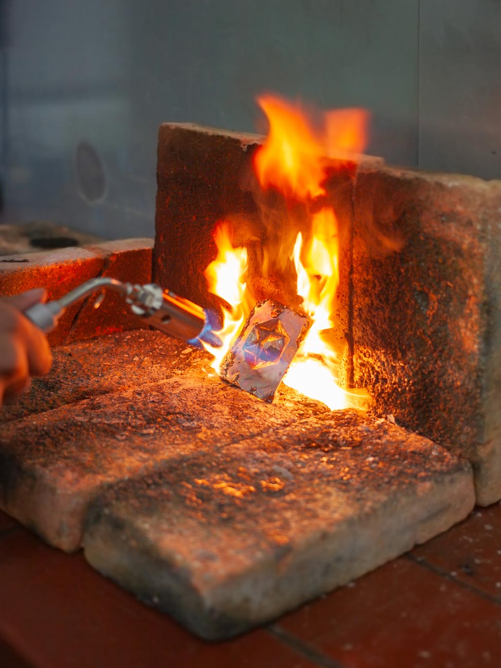 Arbeite mit Feuer im Workshop Ziselieren in der coopgold Schmuckwerkstatt Berlin mit Gabriele Hinze und stelle deinen eigenen Schmuck her