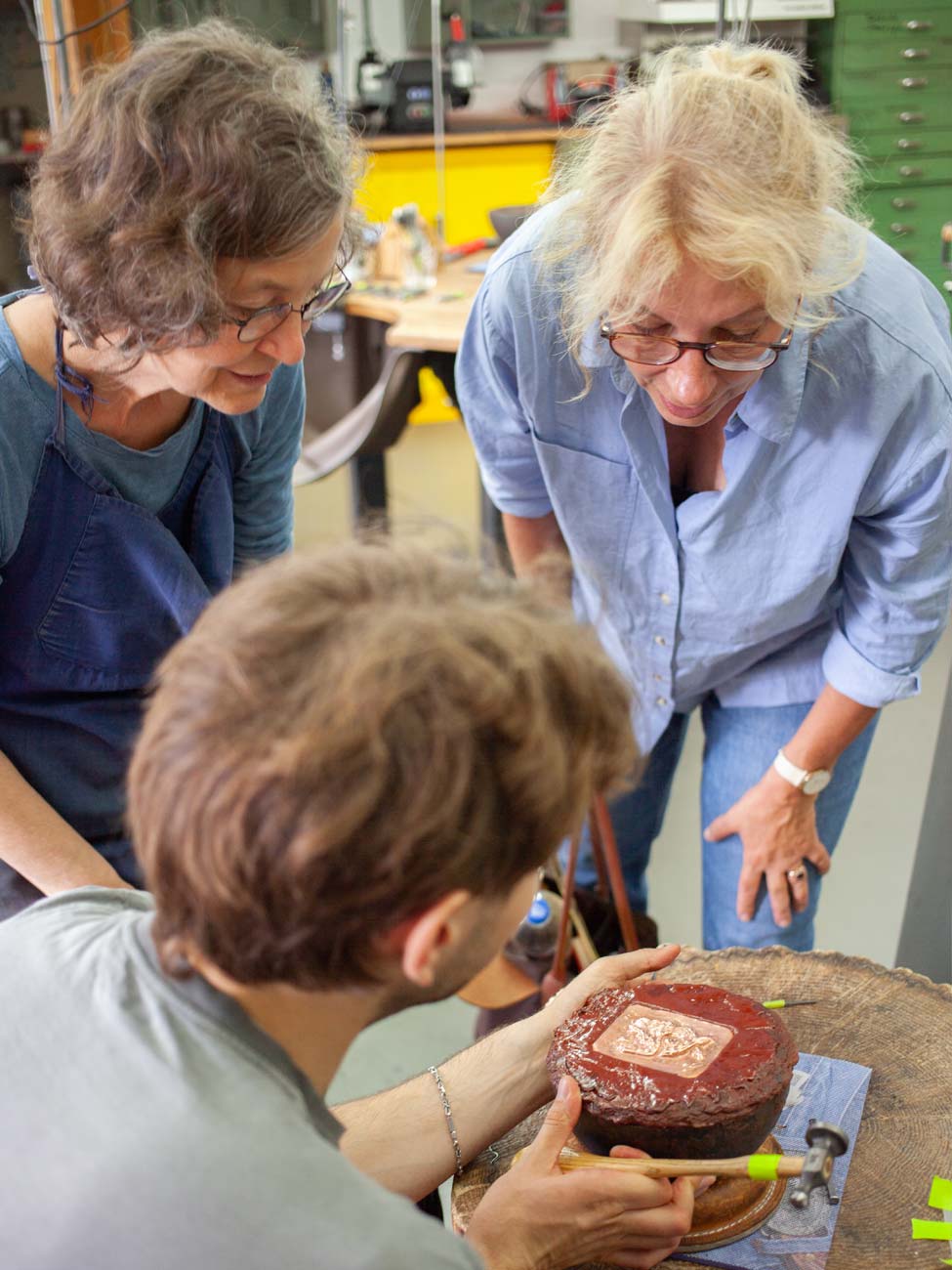 Kreativer Workshop Ziselieren mit Gabriele Hinze in der coopgold Berlin Schmuckwerkstatt — DIY Schmuck selber herstellen