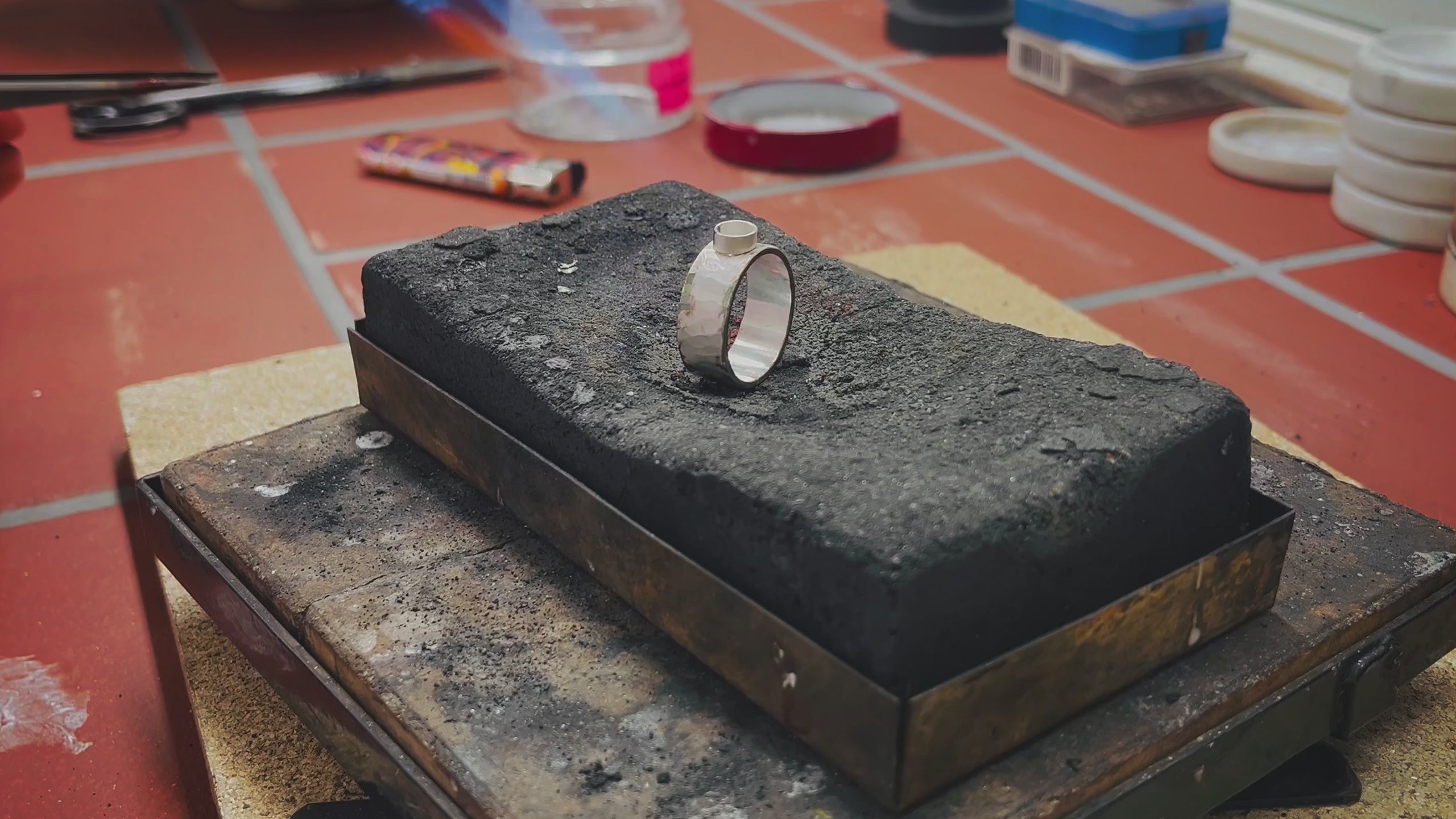 Schmuck selber machen und Goldschmieden in der DIY Schmuckwerkstatt — Kurse und Workshops für jeden bei coopgold  Berlin